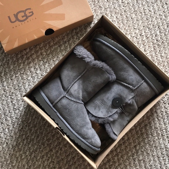 UGG Bailey Button - Picture 1 of 6